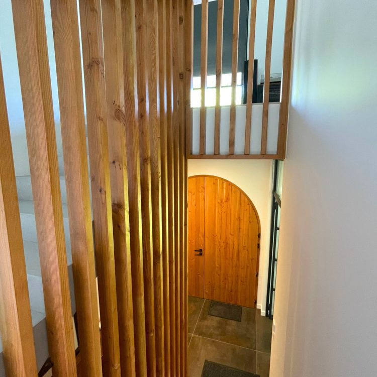 Vue de l'escalier intérieur, mettant en avant son design contemporain et l'artisanat sur mesure.