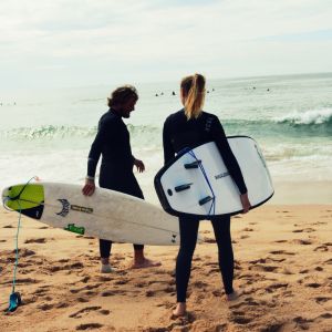 Image d'un couple de surfer mettant en avant une des activités culturelles à fair en plein air au Pays Basque