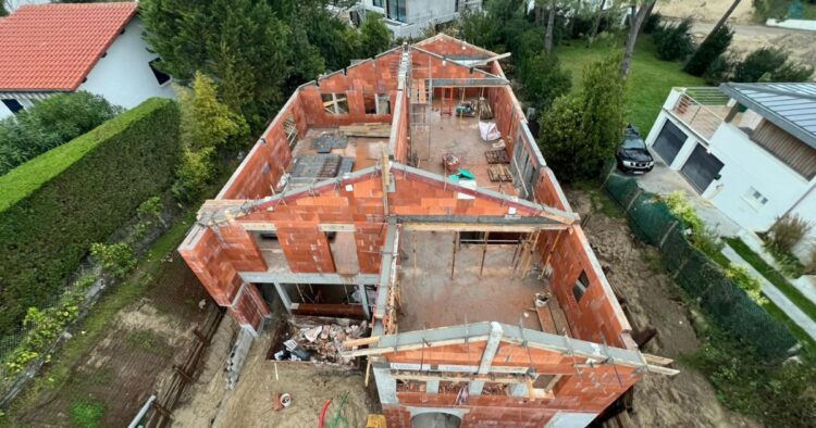 Vue du chantier de la façade extérieur de la villa d'Anglet, quartier Chiberta