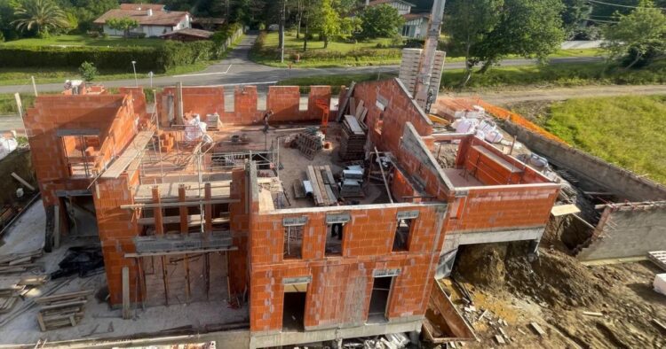 Photographie de la vue extérieur du chantier de la villa sur mesure