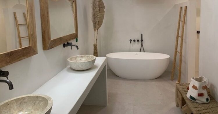 Photographie de la grande salle de bain avec double vasque de la villa